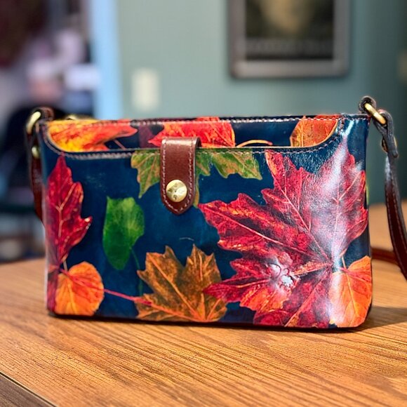 Patricia Nash Handbags - Patricia Nash Navy & Leaf Print Leather Crossbody - Like-New - So Pretty!